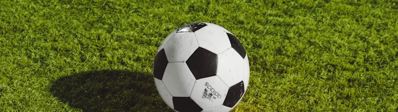 英超联赛曼城对阵利物浦的激烈比赛现场